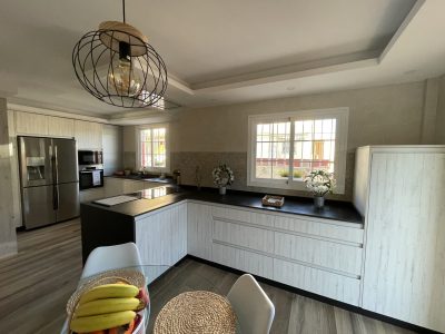 COCINA BLANCA MADERA CON ENCIMERA NEGRA MATE