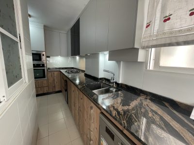 COCINA MARRON CON ENCIMERA NEGRA-MARRON