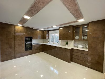 COCINA PIEDRA BRILLANTE ORO OSCURO