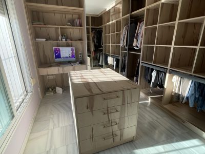 VESTIDOR MARRON CON CAJONERA EN EL CENTRO